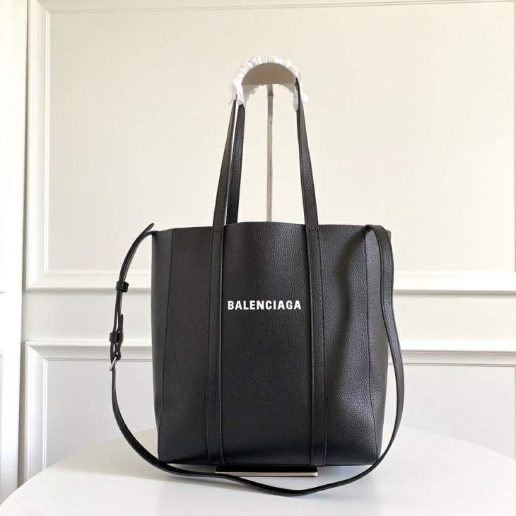 Picture of Balenciaga Handbags _SKUfw177415967fw